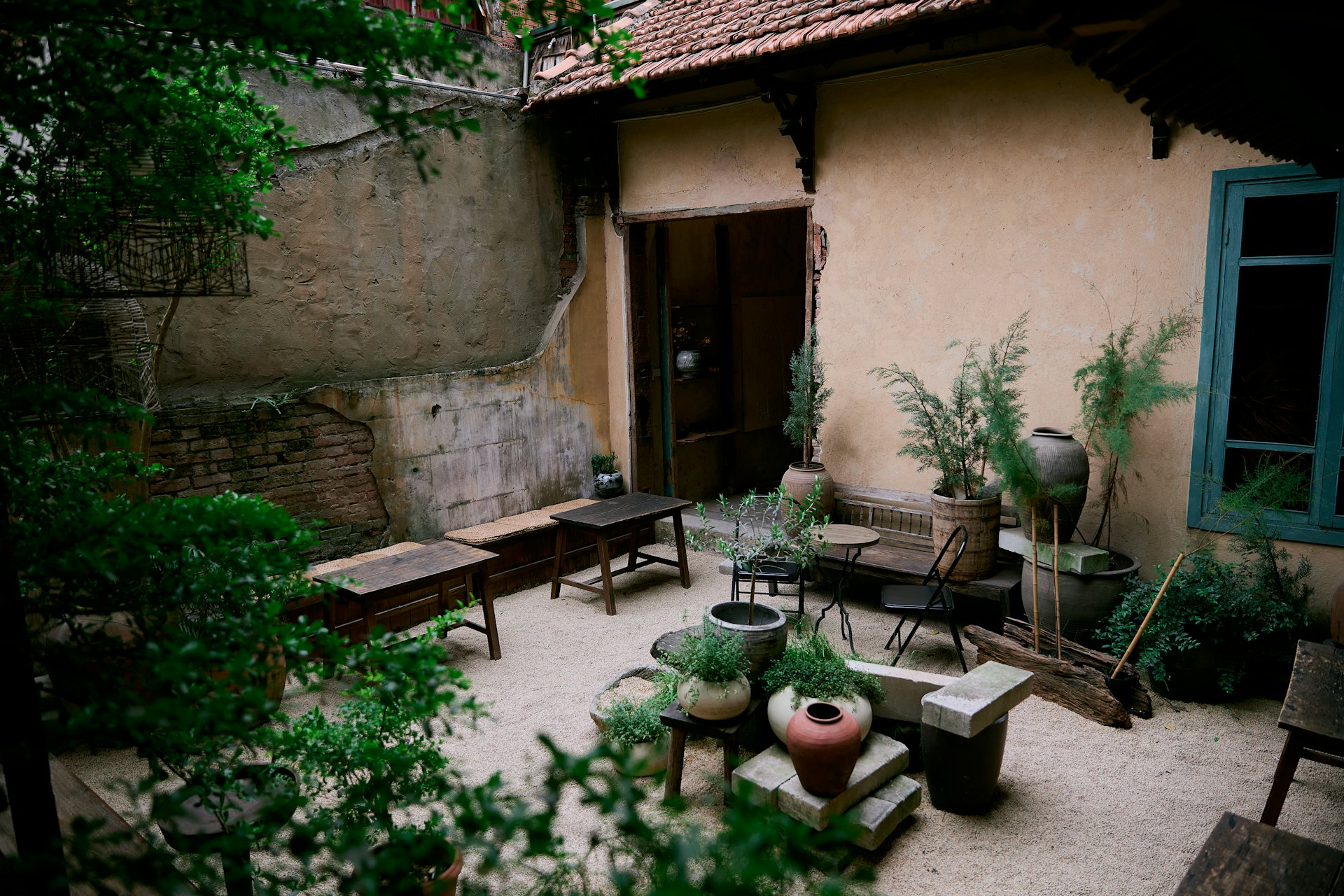 Cour arborée avec bancs en bois