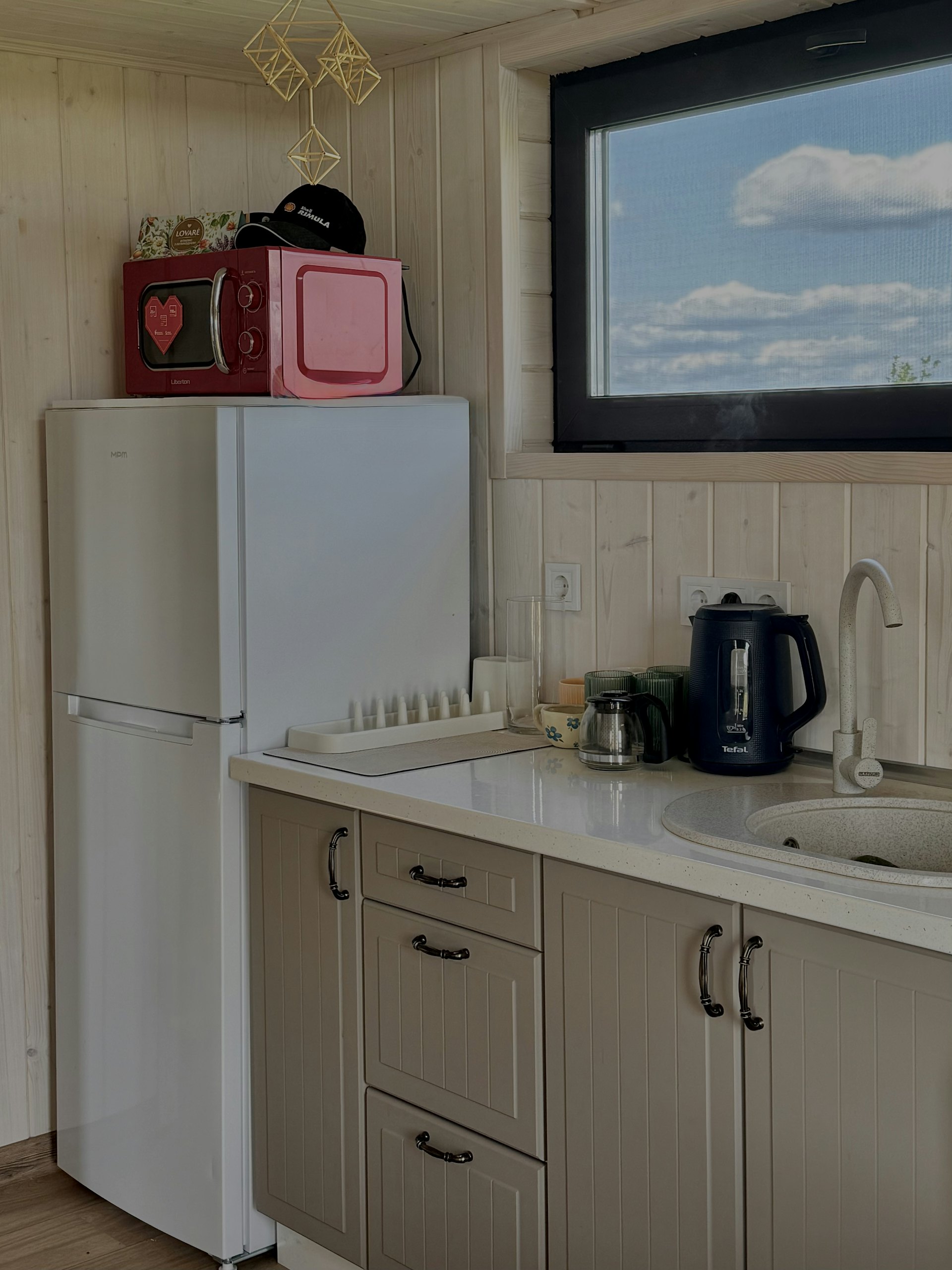Kitchenette équipée avec réfrigérateur et évier