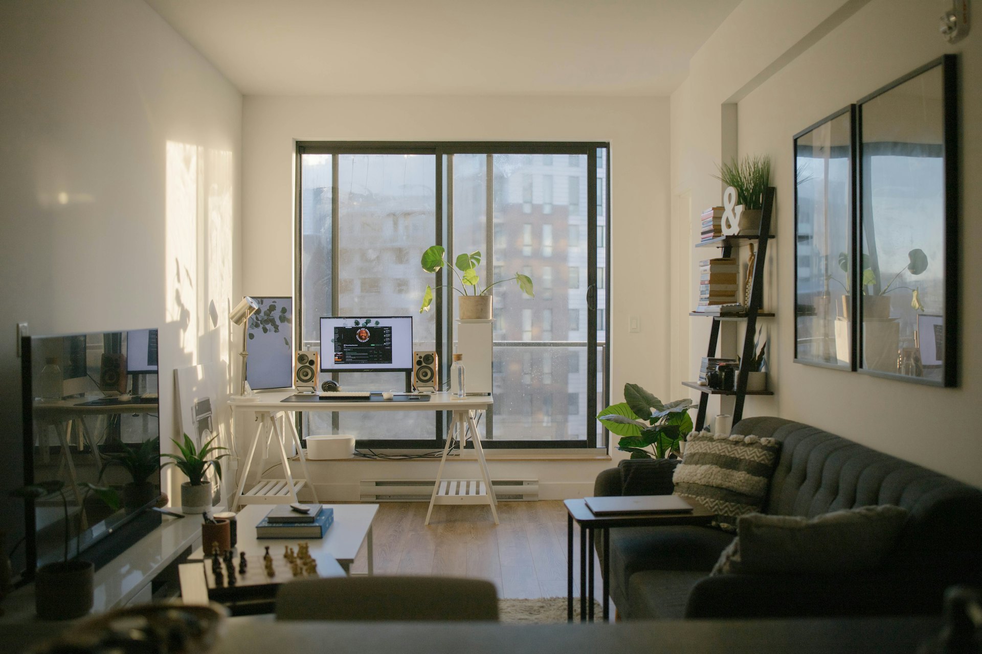 Séjour lumineux avec canapé et espace de travail